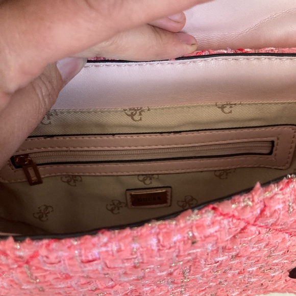 A beautiful new Guess cross body purse. - Picture 4 of 11